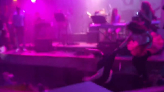 Stage collapse at high school sends students to hospital (VIDEO)