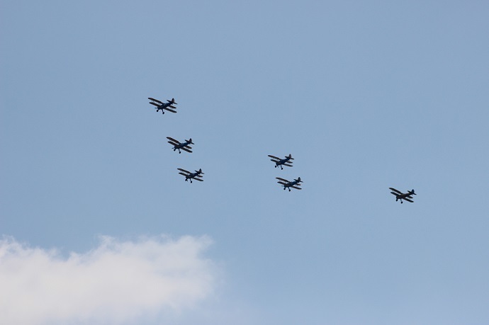 Boeing Stearman PT-17/N2S aircraft fly as part of the training formation (RT America/Aliza Krichevsky)
