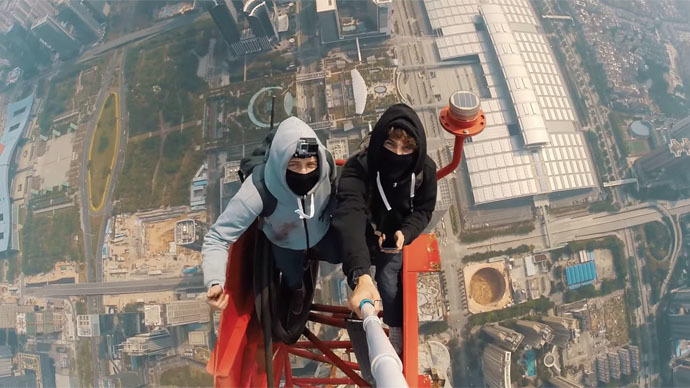 Shenzhen birdmen: Two daredevils, one mega-tall tower and a selfie stick (VIDEO)