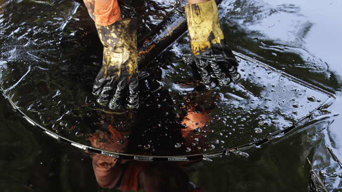 Busted pipeline leaks 21,000 gallons of oil off California coast — RT ...