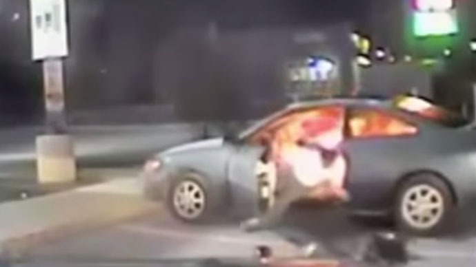 Blazing Texas: Man sets car, himself on fire, blast throws policemen clear (VIDEO)