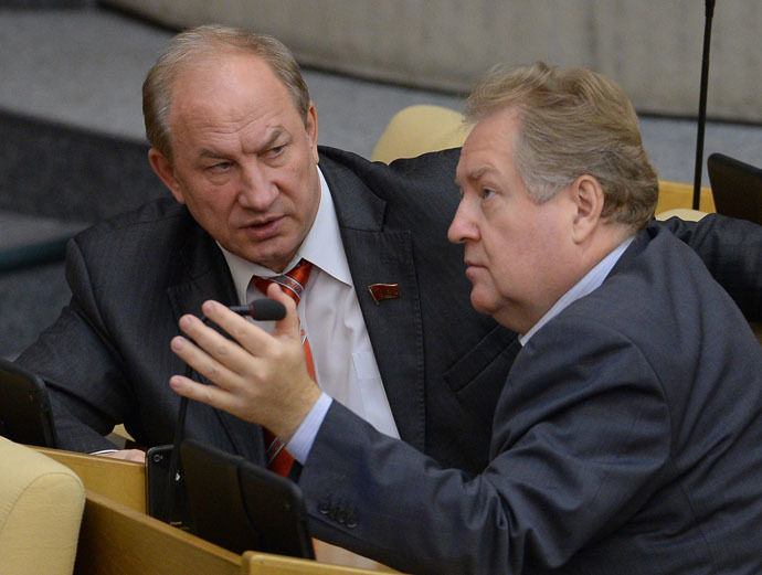 From left: First deputy chairman of the State Duma's Committee for Ethnic Affairs Valery Rashkin, left, and deputy chairman of the Duma's Committee for Public Associations and Religious Organizations, Sergei Obukhov, at the Duma's plenary session. (RIA Novosti/Vladimir Fedorenko)