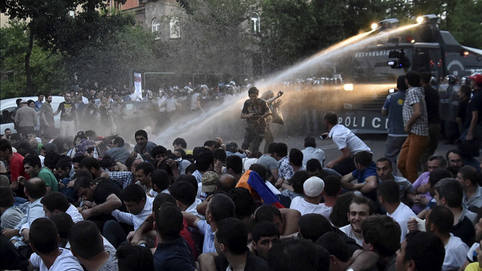 Police blast protesters with water cannons in Armenia's capital, over 200 arrests (VIDEO)