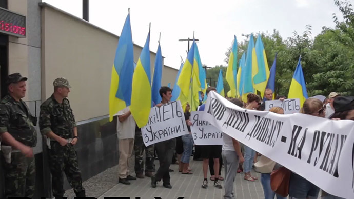‘Yankee go home!’ Hundreds stage anti-US protest in front of embassy in Kiev