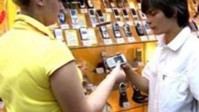 Monopoly service takes on mobile leaders