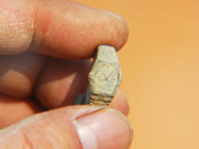 Anachronous discovery: Swiss watch in ancient tomb