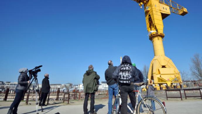 French fathers climb 40-meter-high cranes, demand right to see their children