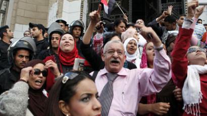 Morsi returns to palace as protesters block entrance (PHOTOS)