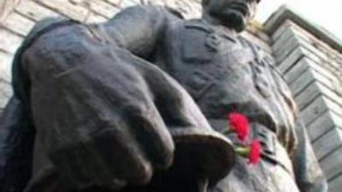 Estonians start removing Soviet WWII monument