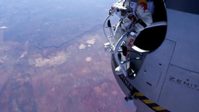 Baumgartner sets world record for highest and fastest ever freefall with 39km skydive