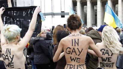 Topless FEMEN activist tries to kidnap baby Jesus from Vatican nativity scene (PHOTOS)