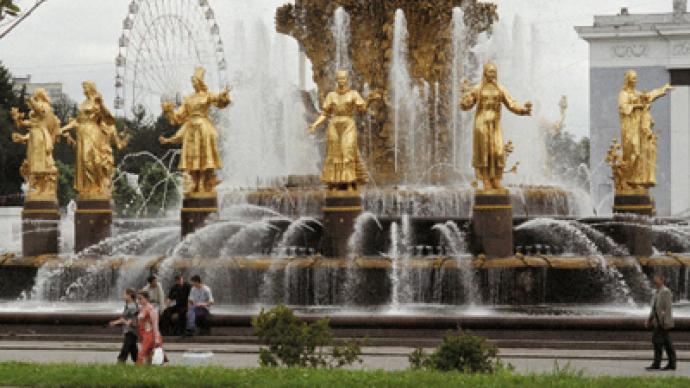 Spring splashes into Moscow's streets