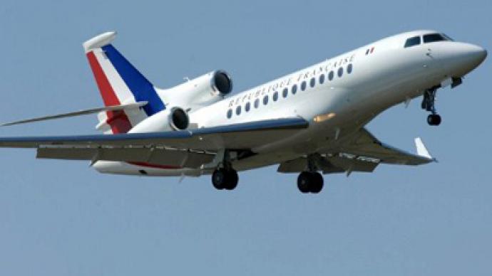 Lightning strikes Hollande's plane en route to Berlin, forces return to Paris