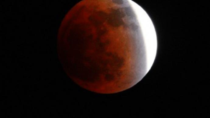 Final lunar eclipse of 2011 captivates stargazers