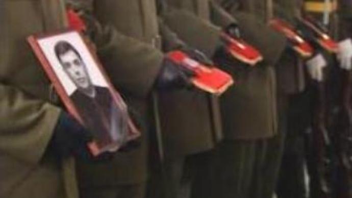 Muscovites pay last tribute to journalist Safronov