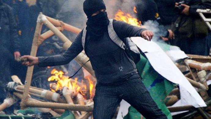 Police unleash water cannons, tear gas on thousands of Chilean students (PHOTOS)