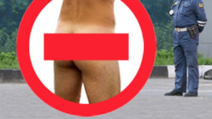 Policemen turn ‘victims’ of road striptease
