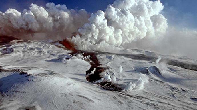 Russian volcano eruption attracts tourists, sparks 'apocalypse' fears (PHOTOS)