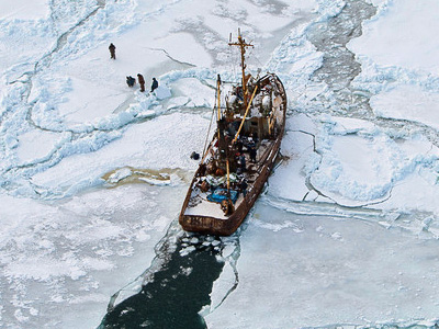 Six hundred sailors imperiled in Far-Eastern ice trap