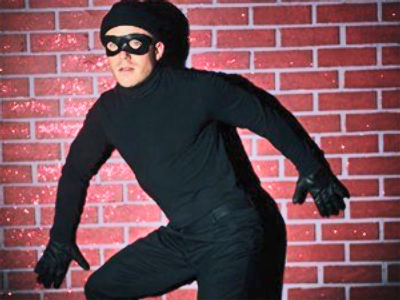 Thief detained red-handed and red-faced, distracted by nude woman