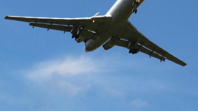 Pilot struggling to control airplane – video