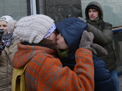 LGBT begin kissing protest as Duma readies to vote on gay propaganda bill