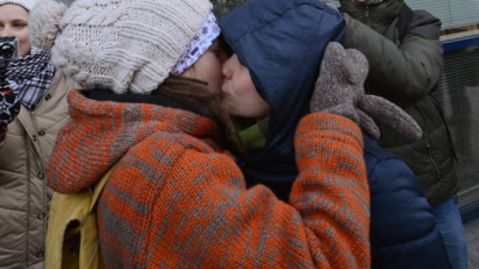 LGBT begin kissing protest as Duma readies to vote on gay propaganda bill