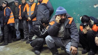 ‘Like captured Germans in 1944’: Moscow cops convoy column of illegal immigrants