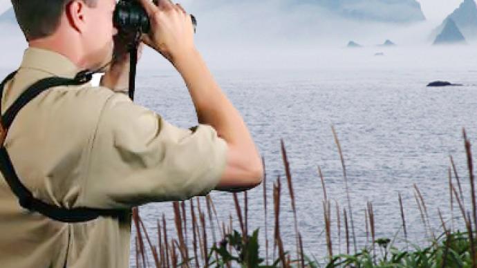 Japanese cabinet chief gazes at Kuril Islands from a distance