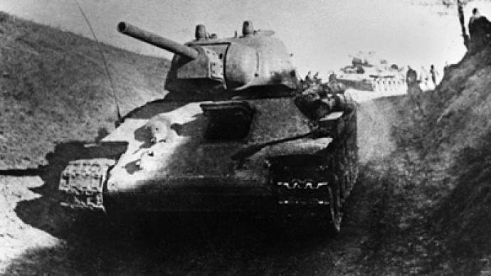 Russian youths “climb” famous Soviet tank to fight US world dominance