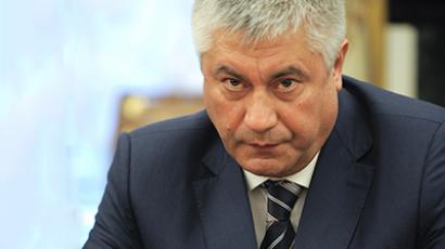 ‘Like captured Germans in 1944’: Moscow cops convoy column of illegal immigrants