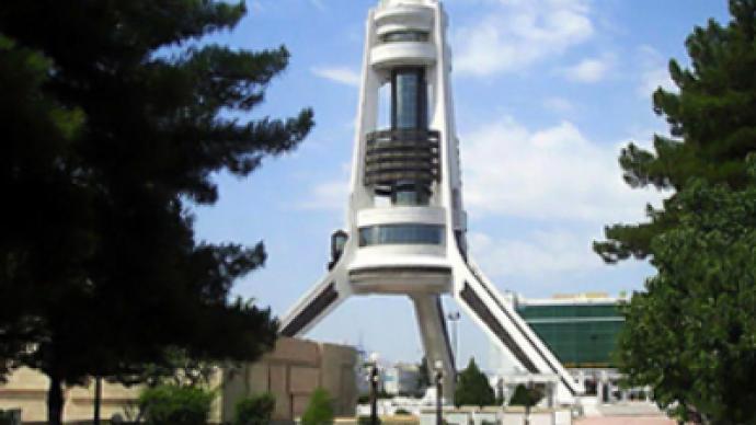 Turkmenistan to remove monument of cult leader 