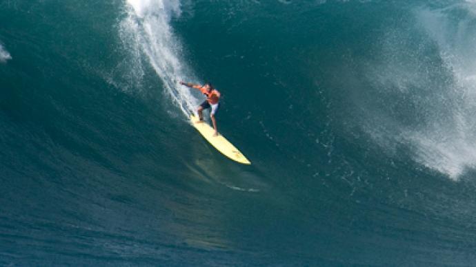 Daredevil surfer makes Guinness book after riding record wave