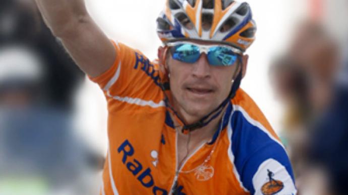 Menshov grabs pink jersey at Giro