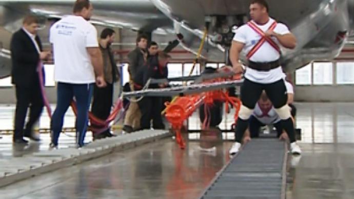 Russian musclemen “lay an egg” at the Battle of Moscow festivities