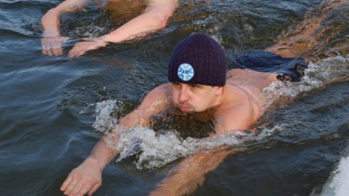 Russian ice swimmers head above all at World Champs