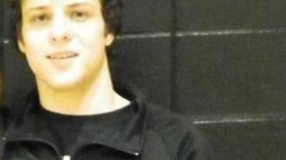 Single statue streaker stops central London (PHOTOS)