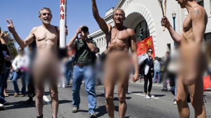 Single statue streaker stops central London (PHOTOS)