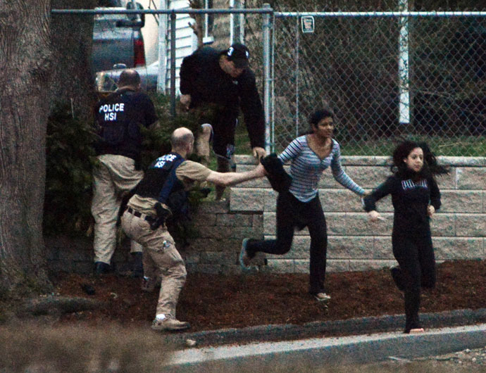Residents flee from an area where a suspect is hiding on Franklin St., on April 19, 2013 in Watertown, Massachusetts.(AFP Photo / Darren McCollester)
