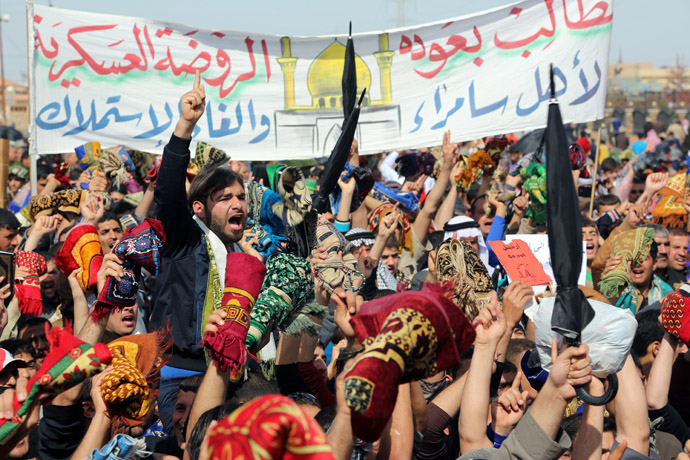 Iraqi protesters shout slogans during a demonstration in the Iraqi city of Samarra on March 1, 2013 demanding the ousting of Prime Minister Nuri al-Maliki. Protests have been staged in Sunni-majority areas of Iraq in recent weeks, calling for the resignation of Prime Minister and decrying the alleged targeting of their community by the Shiite-led authorities. (AFP Photo)