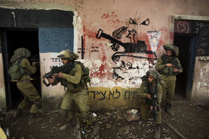 Israeli infantry soldiers of the Golani brigade take part in exercises during their deployment in the Israeli annexed Golan Heights, near the border with Syria, on May 6, 2013 (AFP Photo / Menahem Kahana)