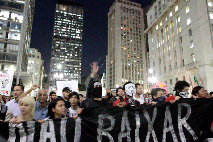 Students protest in Sao Paulo, Brazil on June 18, 2013 (AFP Photo / Daniel Guimaraes)