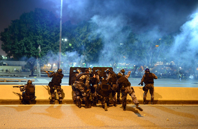 Anti riot police officers fire rubber bullets after clashes erupted during a protest against corruption and price hikes, on June 20, 2013, in Rio de Janeiro. (AFP Photo)