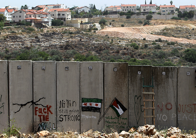 Israel's controversial separation barrier in the West Bank village of Nilin near the Jewish settlement of Hashmonaim (AFP Photo / Abbas Momani)
