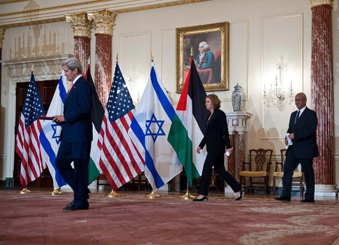 US Secretary of State John Kerry (L), chief Palestinian negotiator Saeb Erakat (R) and Israel's Justice Minister Tzipi Livni (C) arrive to speak to the press at the State Department in Washington on July 30, 2013. (AFP Photo / Nicholas Kamm)