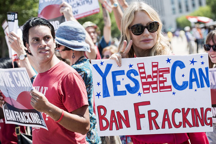 Actress Daryl Hannah stands with activists during a rally in Lafayette Square near the White House August 22, 2013 in Washington, DC. (AFP Photo / Brendan Smialowski)
