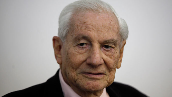 Israeli Justice Gabriel Bach, senior prosecutor in the Adolf Eichmann's trial and former Justice of the Supreme Court of Israel speaks during an award ceremony held in his honor by The Mensch International Foundation on April 22, 2013 at the Hebrew University of Jerusalem.(AFP Photo / Gali Tibbon)