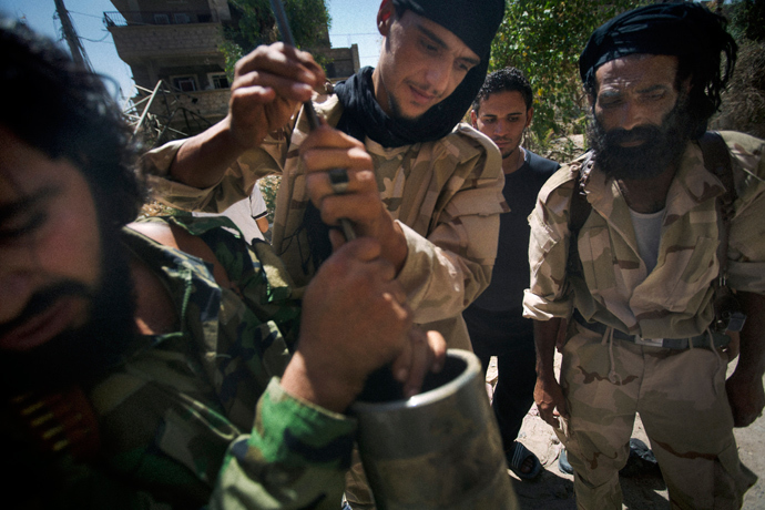 Rebel fighters prepare explosive devices to be used during fighting against Syrian government forces on September 7, 2013 in Syria's eastern town of Deir Ezzor (AFP Photo / Ricardo Garcia Vilanavoa)