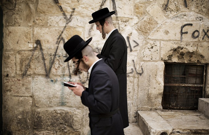 Israeli Jews pray outside the Temple Mount, known to the Palestinians as the al-Aqsa compound (AFP Photo / Marco Longari)