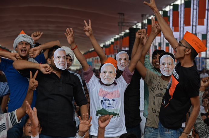 Indian supporters of the Bharatiya Janata Party(BJP) wear masks of Gujarat state Chief Minister and the Bharatiya Janata Party's (BJP) prime ministerial candidate, Narendra Modi, during an election rally in New Delhi on September 29, 2013 (AFP Photo / Sajjad Hussain)